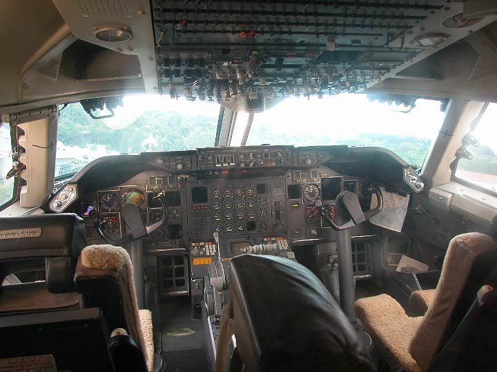 Speyer_220508_014.JPG - Cockpit der Boeing 747